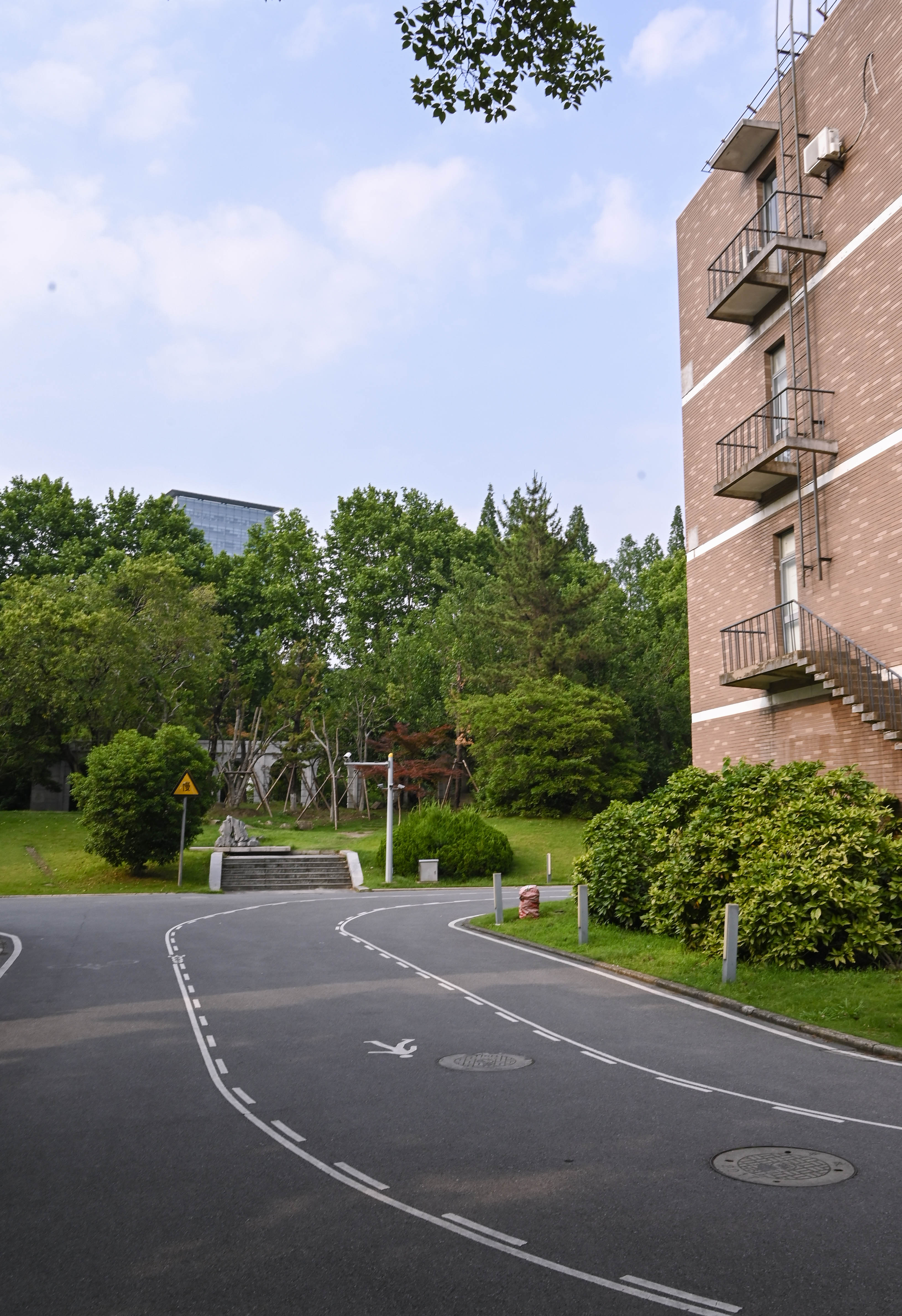 宿舍旁的小石阶