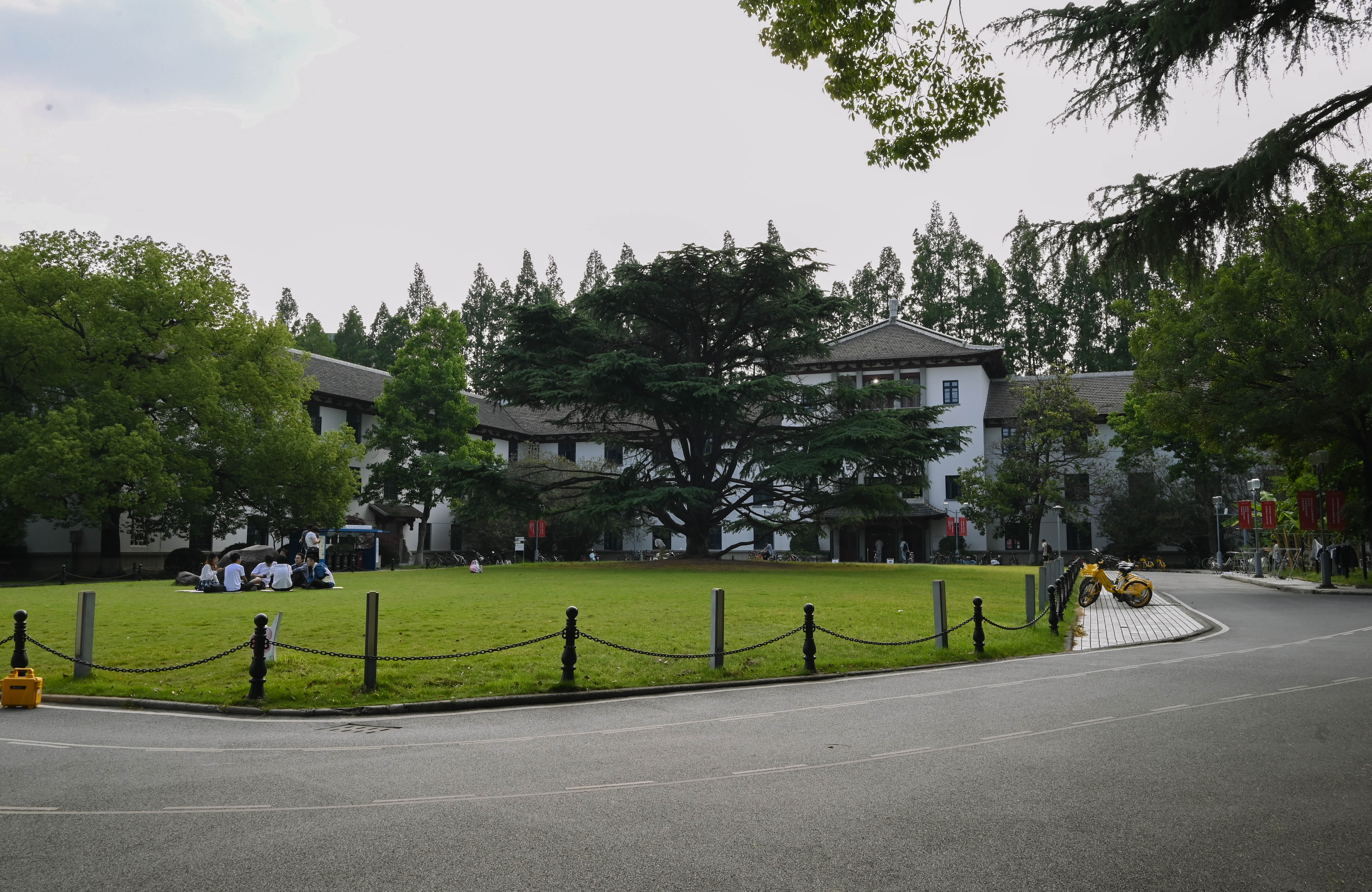 西南一入口前的大草坪,经常有社团在这里活动,音乐社团经常在这里弹吉他。