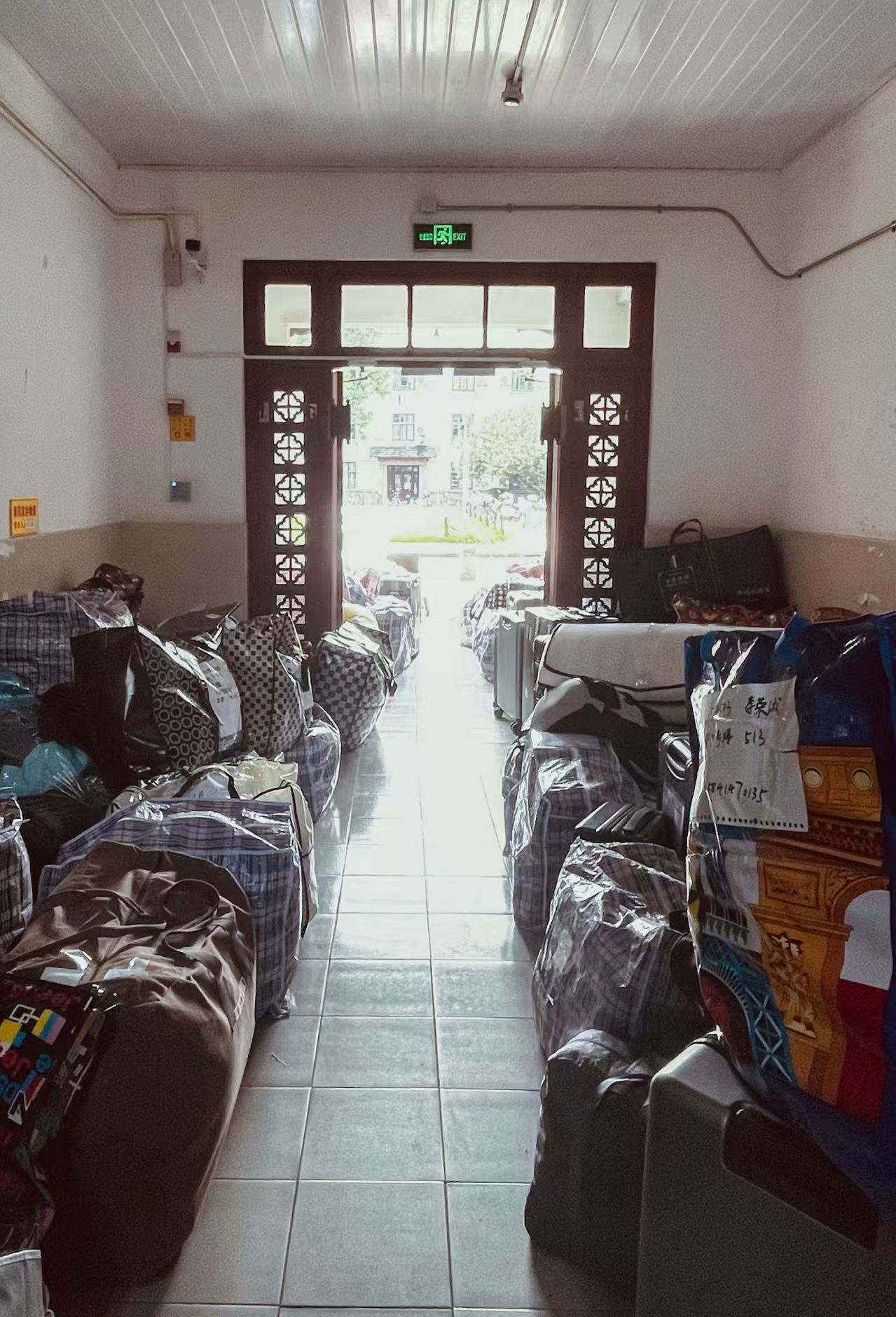 搬离西南一的那一天-门口