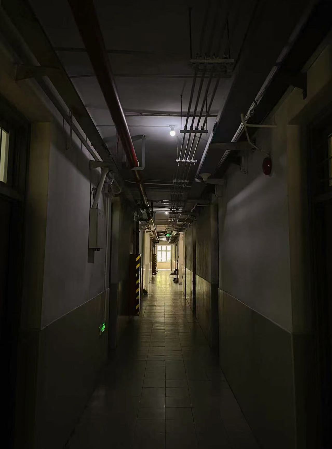 22 年夏天的西南一,1010寝室一侧