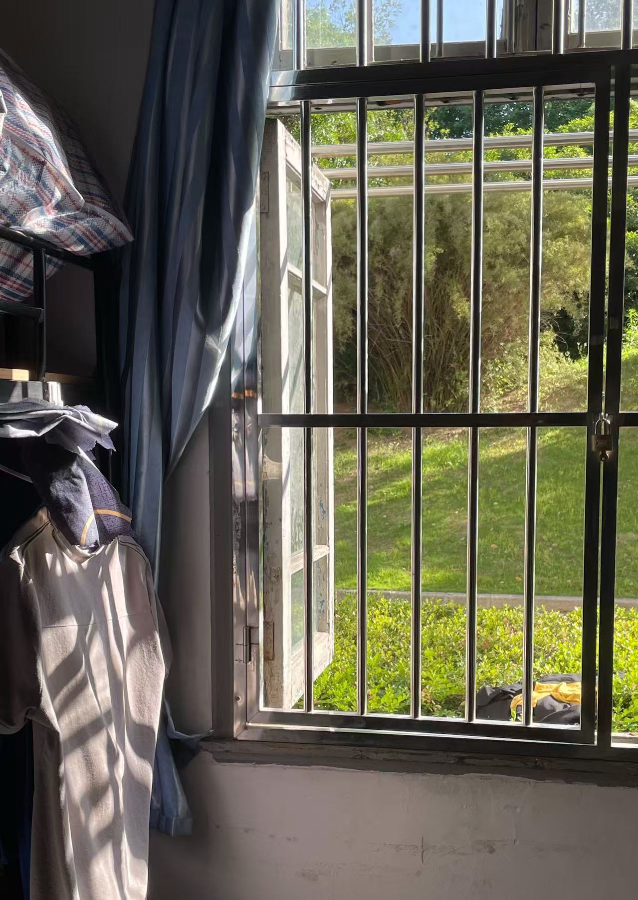 西南一的木头窗子